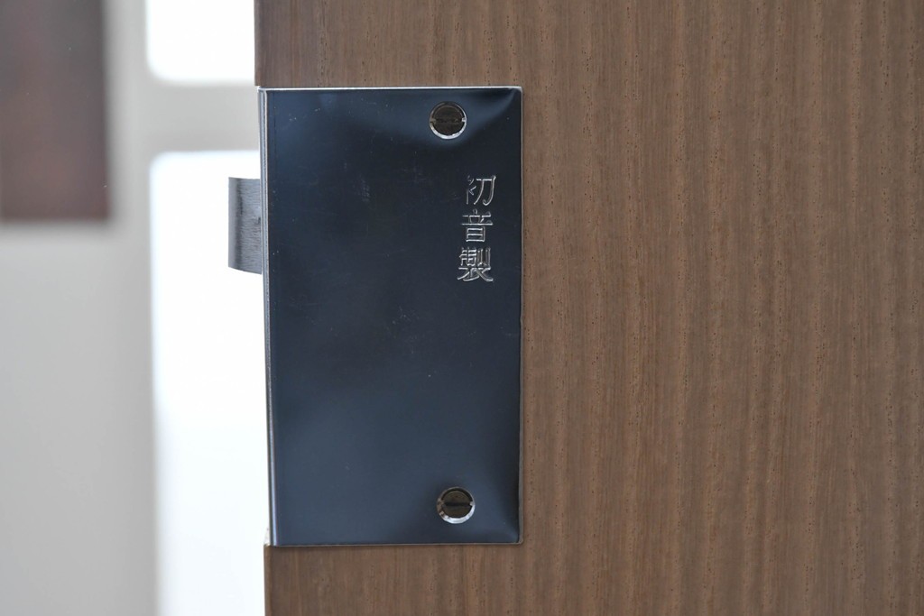 中古　高級品　大阪泉州桐箪笥の名門・初音の総桐箪笥　田中家具製作所　金色金具が映える着物箪笥　定価約250万円　(R-090806)