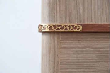 中古　高級品　大阪泉州桐箪笥の名門・初音の総桐箪笥　田中家具製作所　金色金具が映える着物箪笥　定価約250万円　(R-090806)