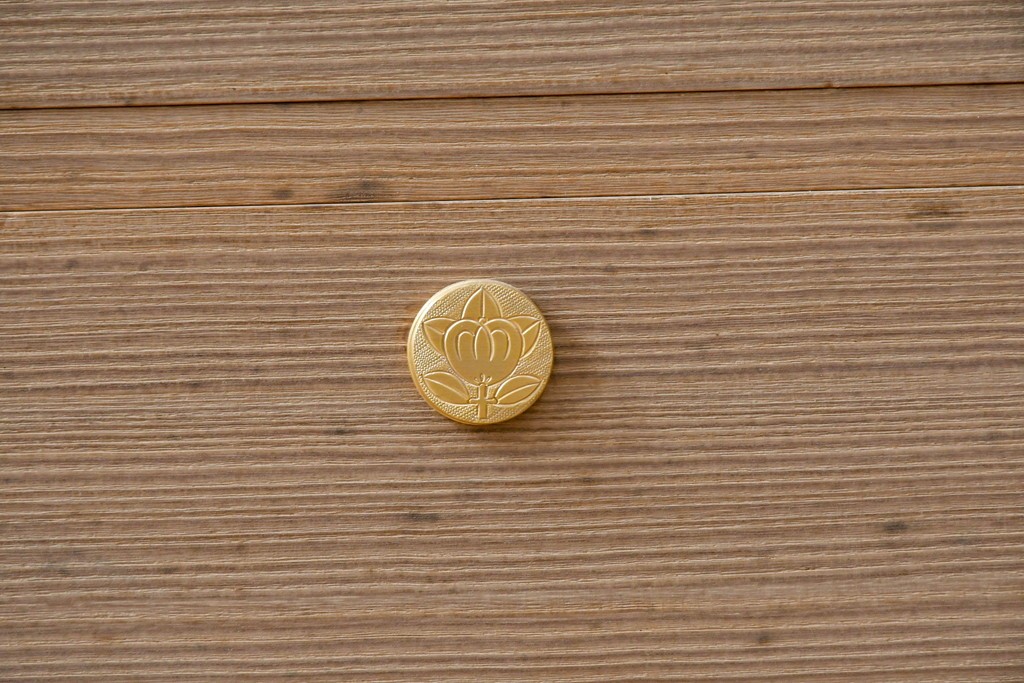 中古　高級品　大阪泉州桐箪笥の名門・初音の総桐箪笥　田中家具製作所　金色金具が映える着物箪笥　定価約250万円　(R-090806)