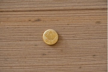 中古　高級品　大阪泉州桐箪笥の名門・初音の総桐箪笥　田中家具製作所　金色金具が映える着物箪笥　定価約250万円　(R-090806)
