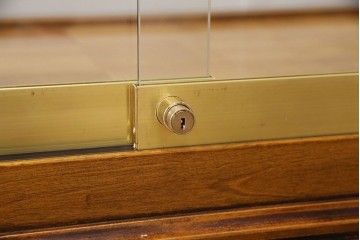 中古　特大　最高級品　曲面ガラス　パーケットが魅力的なオーバルデザインのガラスケース　(R-090807)