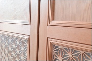 中古建具　和モダンな雰囲気づくりにおすすめの組子入りガラス帯戸2枚セット　(R-090809)