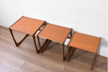 イギリスヴィンテージ　1970年頃　G-PLAN(ジープラン)　シンプルで洗練されたデザインのネストテーブル　(R-090811)