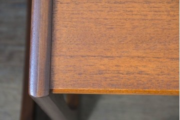イギリスヴィンテージ　1970年頃　G-PLAN(ジープラン)　シンプルで洗練されたデザインのネストテーブル　(R-090811)