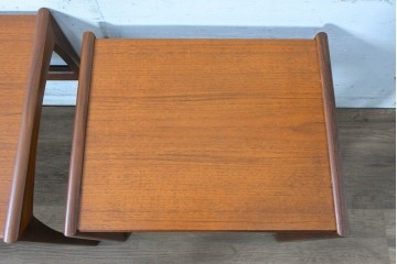 イギリスヴィンテージ　1970年頃　G-PLAN(ジープラン)　シンプルで洗練されたデザインのネストテーブル　(R-090811)