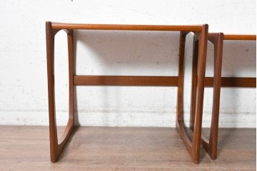 イギリスヴィンテージ　1970年頃　G-PLAN(ジープラン)　シンプルで洗練されたデザインのネストテーブル　(R-090811)