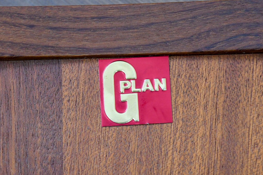 イギリスヴィンテージ　1970年頃　G-PLAN(ジープラン)　シンプルで洗練されたデザインのネストテーブル　(R-090811)