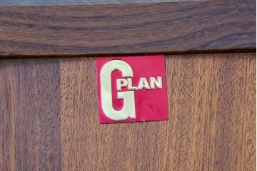イギリスヴィンテージ　1970年頃　G-PLAN(ジープラン)　シンプルで洗練されたデザインのネストテーブル　(R-090811)