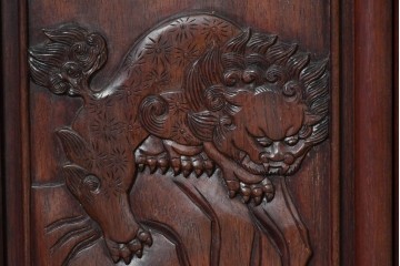 和製ヴィンテージ　昭和中期　紫檀(シタン)材　獅子と牡丹の彫刻が目を引く茶棚　(R-090812)