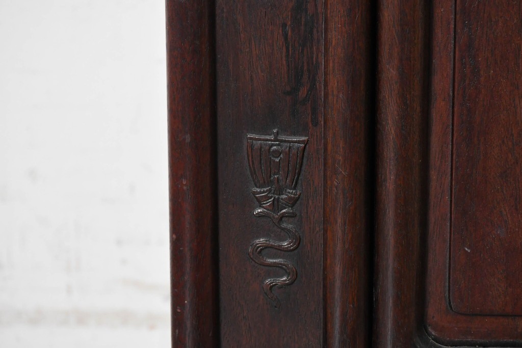 和製ヴィンテージ　昭和中期　紫檀(シタン)材　縁起のよい宝尽くしの彫刻をあしらった茶棚　(R-090814)