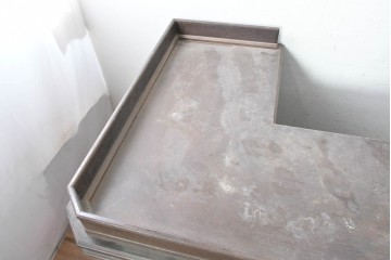中古　オーダー特注品　ナラ材　彫刻を随所にあしらった重厚な佇まいのL字型カウンター　(R-090817)