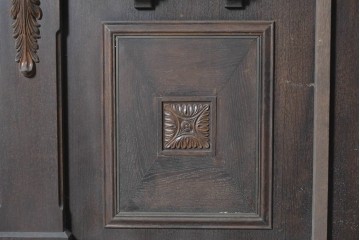 中古　オーダー特注品　ナラ材　彫刻を随所にあしらった重厚な佇まいのL字型カウンター　(R-090817)