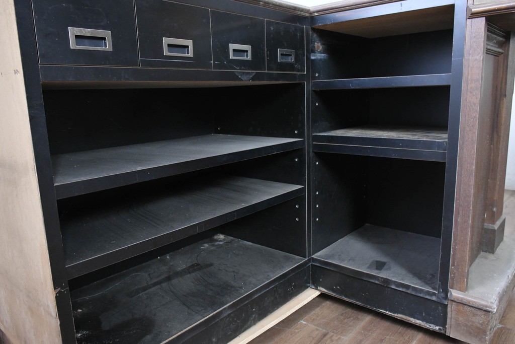 中古　オーダー特注品　ナラ材　彫刻を随所にあしらった重厚な佇まいのL字型カウンター　(R-090817)