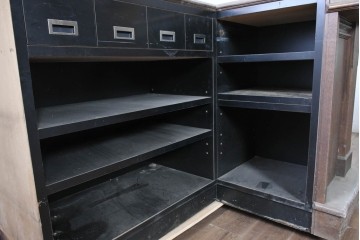 中古　オーダー特注品　ナラ材　彫刻を随所にあしらった重厚な佇まいのL字型カウンター　(R-090817)