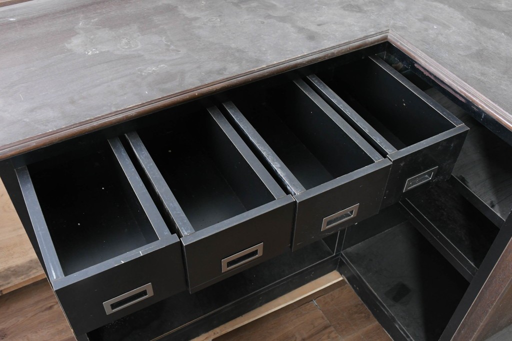 中古　オーダー特注品　ナラ材　彫刻を随所にあしらった重厚な佇まいのL字型カウンター　(R-090817)
