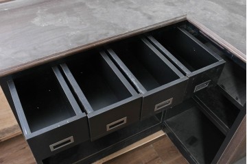 中古　オーダー特注品　ナラ材　彫刻を随所にあしらった重厚な佇まいのL字型カウンター　(R-090817)