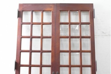 ヴィンテージ建具　昭和後期　装飾的な取っ手がクラシカルな両開きドア2枚(1対)セット　(R-090828)