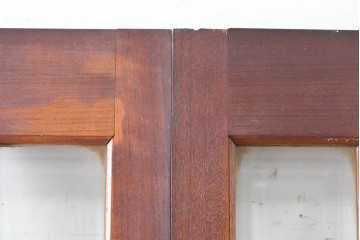ヴィンテージ建具　昭和後期　装飾的な取っ手がクラシカルな両開きドア2枚(1対)セット　(R-090828)