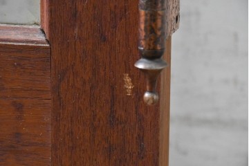 ヴィンテージ建具　昭和後期　装飾的な取っ手がクラシカルな両開きドア2枚(1対)セット　(R-090828)