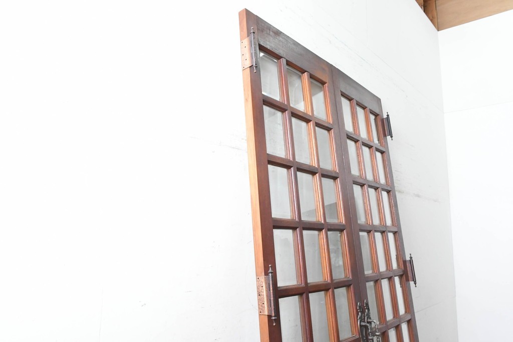 ヴィンテージ建具　昭和後期　装飾的な取っ手がクラシカルな両開きドア2枚(1対)セット　(R-090828)