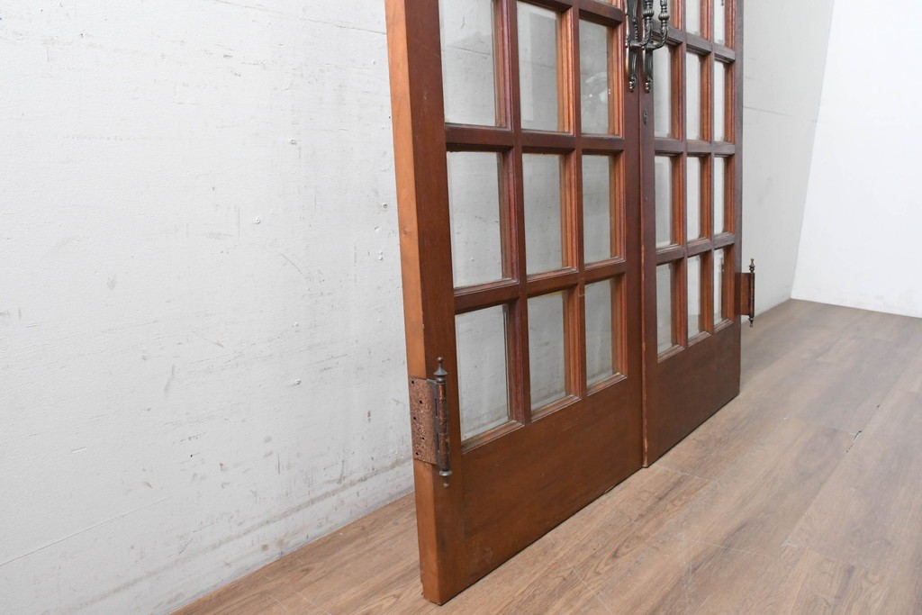 ヴィンテージ建具　昭和後期　装飾的な取っ手がクラシカルな両開きドア2枚(1対)セット　(R-090828)