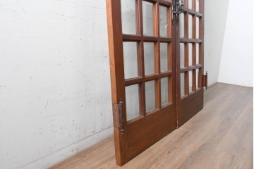 ヴィンテージ建具　昭和後期　装飾的な取っ手がクラシカルな両開きドア2枚(1対)セット　(R-090828)