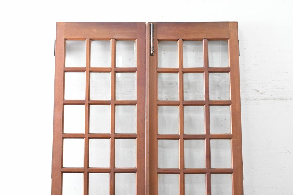 ヴィンテージ建具　昭和後期　装飾的な取っ手がクラシカルな両開きドア2枚(1対)セット　(R-090828)