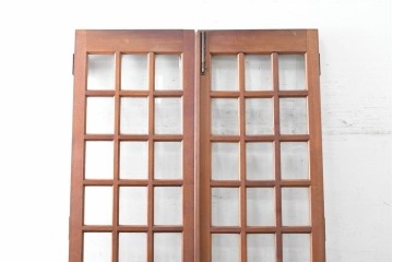 ヴィンテージ建具　昭和後期　装飾的な取っ手がクラシカルな両開きドア2枚(1対)セット　(R-090828)