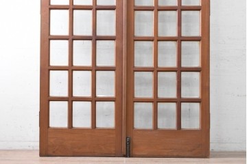 ヴィンテージ建具　昭和後期　装飾的な取っ手がクラシカルな両開きドア2枚(1対)セット　(R-090828)