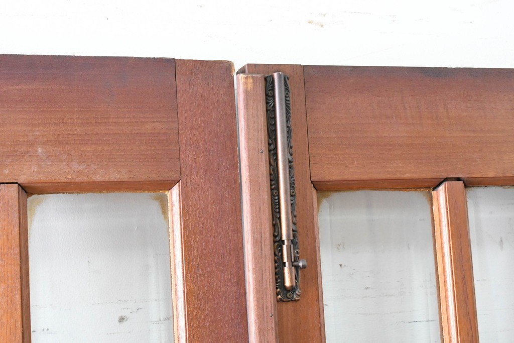 ヴィンテージ建具　昭和後期　装飾的な取っ手がクラシカルな両開きドア2枚(1対)セット　(R-090828)