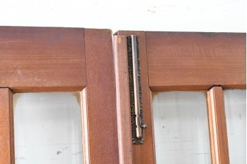 ヴィンテージ建具　昭和後期　装飾的な取っ手がクラシカルな両開きドア2枚(1対)セット　(R-090828)