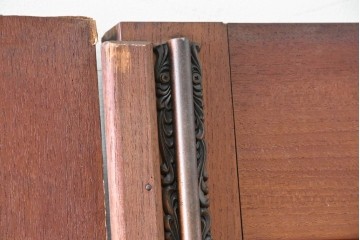 ヴィンテージ建具　昭和後期　装飾的な取っ手がクラシカルな両開きドア2枚(1対)セット　(R-090828)