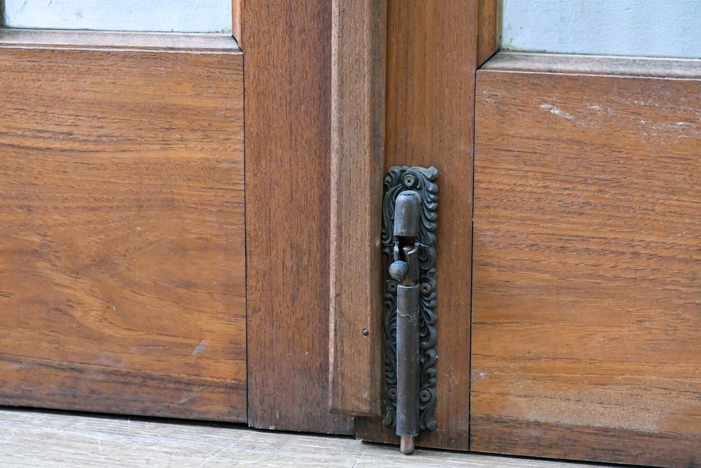 ヴィンテージ建具　昭和後期　装飾的な取っ手がクラシカルな両開きドア2枚(1対)セット　(R-090828)
