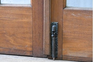 ヴィンテージ建具　昭和後期　装飾的な取っ手がクラシカルな両開きドア2枚(1対)セット　(R-090828)