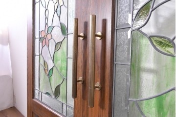 中古　特注品　職人手作り品　タモ材　色彩豊かな植物を描いたステンドグラス入り両開きドア1対(2枚)セット　※ステンド部分に割れあり　(R-090829)