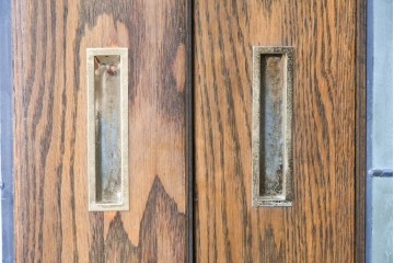 中古　特注品　職人手作り品　タモ材　色彩豊かな植物を描いたステンドグラス入り両開きドア1対(2枚)セット　※ステンド部分に割れあり　(R-090829)
