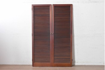 ヴィンテージ建具　昭和中期　シックな木色が魅力のシンプルなルーバー扉2枚(1対)セット　(R-090830)