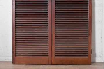 ヴィンテージ建具　昭和中期　シックな木色が魅力のシンプルなルーバー扉2枚(1対)セット　(R-090830)