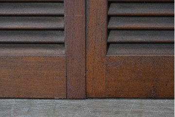 ヴィンテージ建具　昭和中期　シックな木色が魅力のシンプルなルーバー扉2枚(1対)セット　(R-090830)