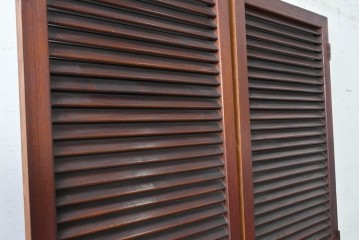 ヴィンテージ建具　昭和中期　シックな木色が魅力のシンプルなルーバー扉2枚(1対)セット　(R-090830)