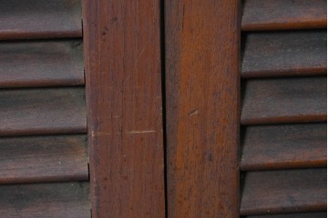 ヴィンテージ建具　昭和中期　シックな木色が魅力のシンプルなルーバー扉2枚(1対)セット　(R-090830)