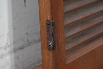 ヴィンテージ建具　昭和中期　シックな木色が魅力のシンプルなルーバー扉2枚(1対)セット　(R-090830)