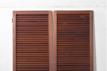 ヴィンテージ建具　昭和中期　シックな木色が魅力のシンプルなルーバー扉2枚(1対)セット　(R-090830)