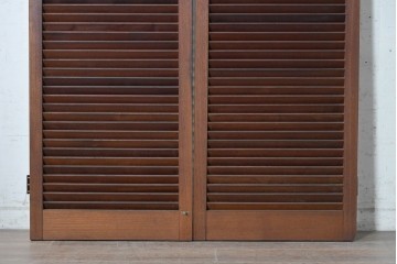 ヴィンテージ建具　昭和中期　シックな木色が魅力のシンプルなルーバー扉2枚(1対)セット　(R-090830)