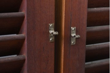 ヴィンテージ建具　昭和中期　シックな木色が魅力のシンプルなルーバー扉2枚(1対)セット　(R-090830)