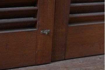 ヴィンテージ建具　昭和中期　シックな木色が魅力のシンプルなルーバー扉2枚(1対)セット　(R-090830)