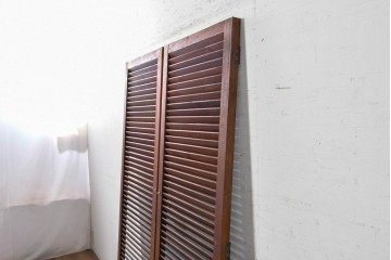 ヴィンテージ建具　昭和中期　シックな木色が魅力のシンプルなルーバー扉2枚(1対)セット　(R-090830)