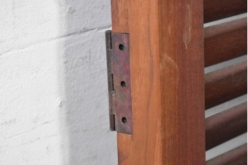 ヴィンテージ建具　昭和中期　シックな木色が魅力のシンプルなルーバー扉2枚(1対)セット　(R-090830)