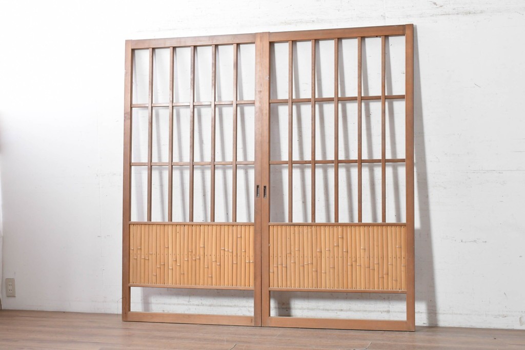 ヴィンテージ建具　昭和中期から昭和後期　格子と竹の組み合わせが美しい数寄屋の荒格子戸2枚セット　(R-090832)