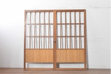 ヴィンテージ建具　昭和中期から昭和後期　格子と竹の組み合わせが美しい数寄屋の荒格子戸2枚セット　(R-090832)